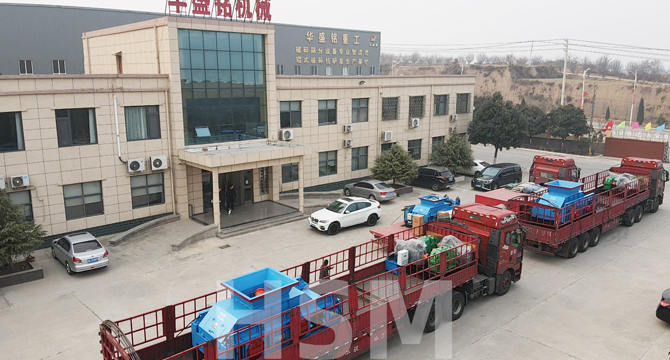 三台全液压对辊破碎机装车发货现场
